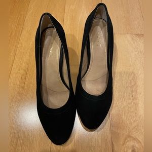 Vionic wedges in black suede. Size 9
